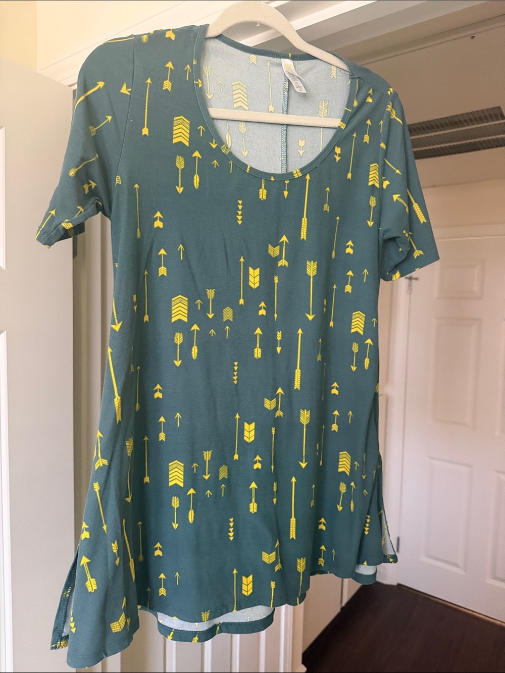 LuLaRoe Teal Short Sleeve Scoop Neck Top with Yellow Arrow Print